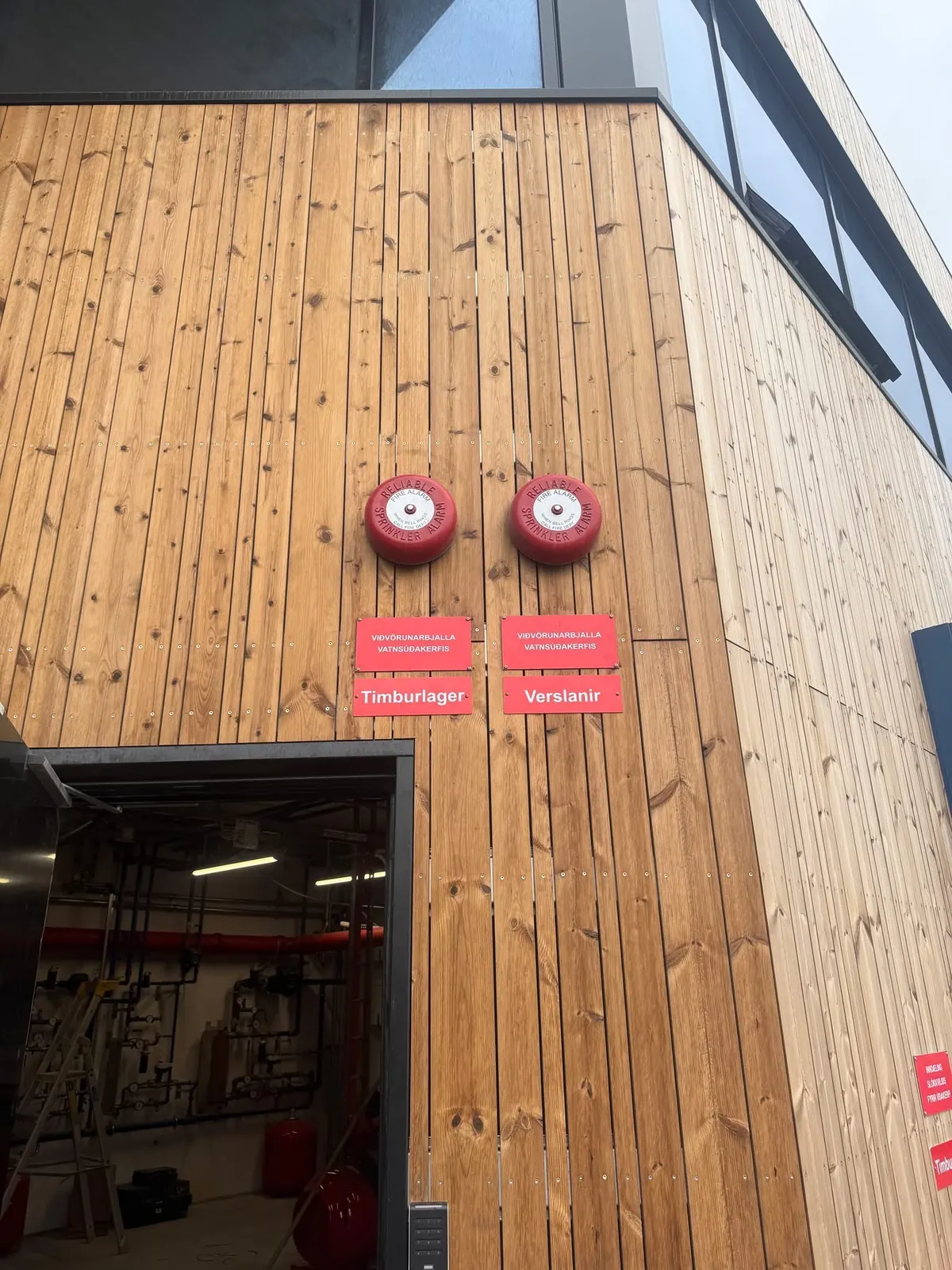 Viðarklæðning á útvegg atvinnuhúsnæðis